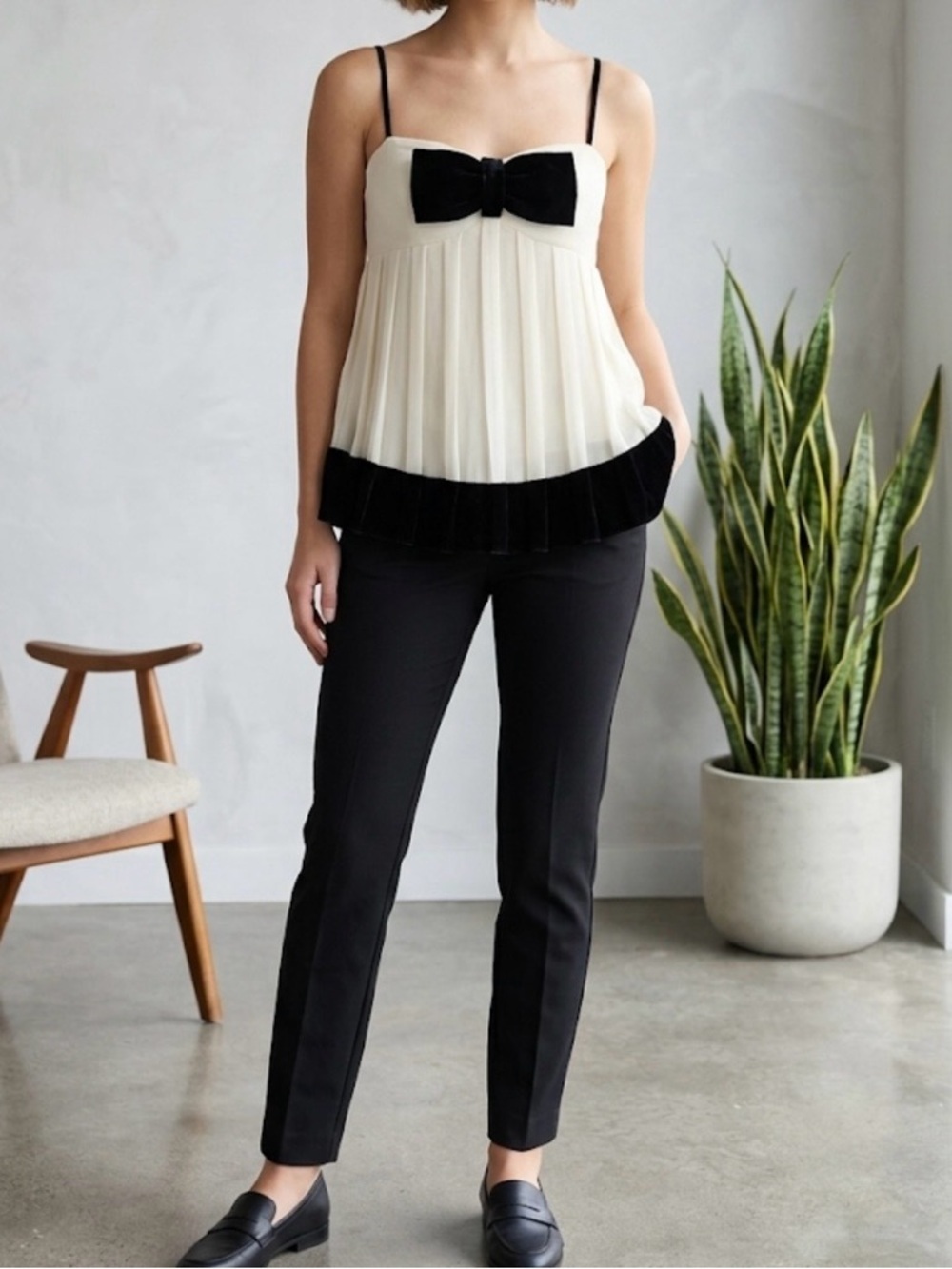 Isaac Mizrahi Cream and Black Bow-Front Pleated Tank size S
